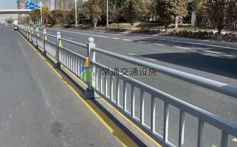 灰色定制款市政中心隔離道路護欄